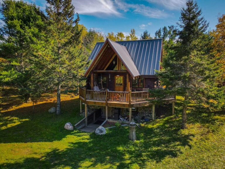 23 Most Romantic Cabins In Michigan (Perfect For A Couples Getaway!)