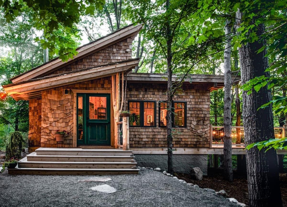 23 Most Romantic Cabins In Michigan (Perfect For A Couples Getaway!)